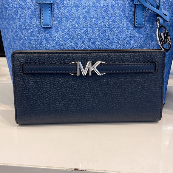 Michael Kors Reed Large Bifold Pebbled Leather Snap Wallet Card Case 
Navy 
NWT - Picture 13 of 16